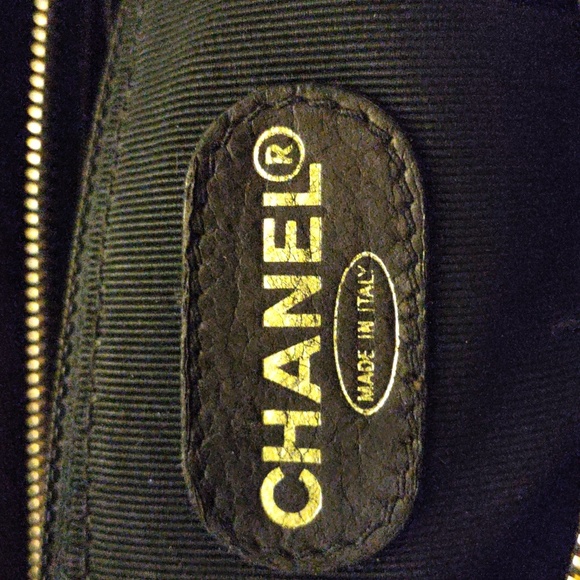 Chanel Black Quilted Leather Shoulder Bag - Picture 6 of 16